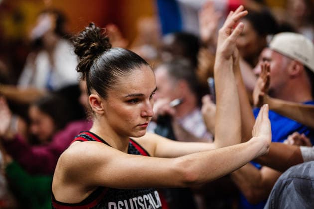 FIBA Women™s Basketball World Cup 2026: Frankreich vs. Deutschland, 12.09.2026 Clara Bielefeld (Deutschland, 25) klatscht ab mit den Fans; Basketball, FIBA Women™s Basketball World Cup 2026, Final Phase, Halbfinale: Frankreich vs. Deutschland am 12.09.2026 in der Uber Arena, Berlin Copyright: xBEAUTIFULxSPORTS Tonhäuserx