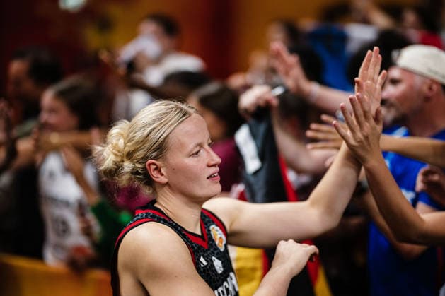 FIBA Women™s Basketball World Cup 2026: Frankreich vs. Deutschland, 12.09.2026 Emma Eichmeyer (Deutschland, 9) klatscht ab mit den Fans; Basketball, FIBA Women™s Basketball World Cup 2026, Final Phase, Halbfinale: Frankreich vs. Deutschland am 12.09.2026 in der Uber Arena, Berlin Copyright: xBEAUTIFULxSPORTS Tonhäuserx