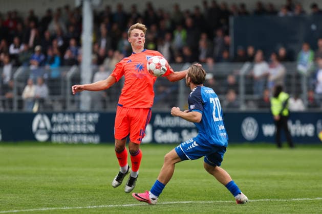 12.09.2026, Fussball, Herren, Regionalliga Nord, 8. Spieltag, BSV Kickers Emden - SSV Jeddeloh II Marvin Benjamins (orange 19 BSV Kickers Emden) im Zweikampf mit Tim Janßen (20 SSV Jeddeloh II)
