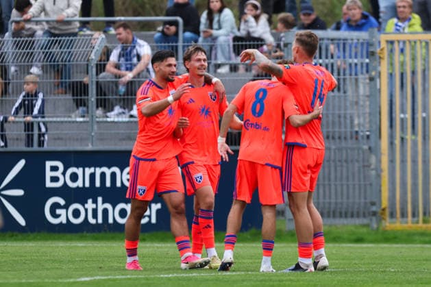12.09.2026, Fussball, Herren, Regionalliga Nord, 8. Spieltag, BSV Kickers Emden - SSV Jeddeloh II Torjubel zum 1:0 durch Luc Ihorst (orange 14 BSV Kickers Emden)
