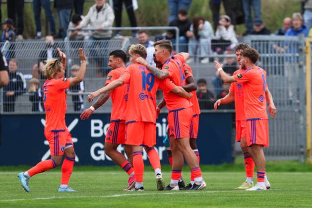 12.09.2026, Fussball, Herren, Regionalliga Nord, 8. Spieltag, BSV Kickers Emden - SSV Jeddeloh II Torjubel zum 1:0 durch Luc Ihorst (orange 14 BSV Kickers Emden)