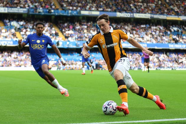 LONDON, ENGLAND - SEPTEMBER 12: Elliot Stroud of Hull City controls the ball while receiving pressure from Wesley Fofana of Chelsea during the Premier League 2026 27 match between Chelsea FC and Hull City at Stamford Bridge on September 12, 2026 in London, England.  Copyright: xMBxMediax