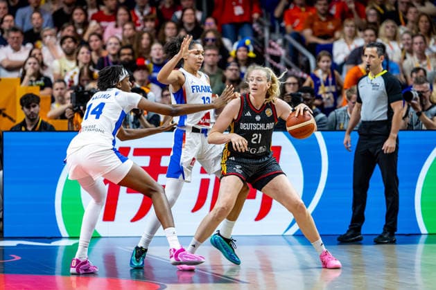 Basketball Berlin 12.09.2026 FIBA Women™s Basketball World Cup Germany 2026 Halbfinale Semifinal Frankreich (FRA) - Deutschland (GER) Marie Gülich (Deutschland, No.21) Gulich SALAUN Janelle (Frankreich, No.13) MALONGA Dominique (Frankreich, No.14)