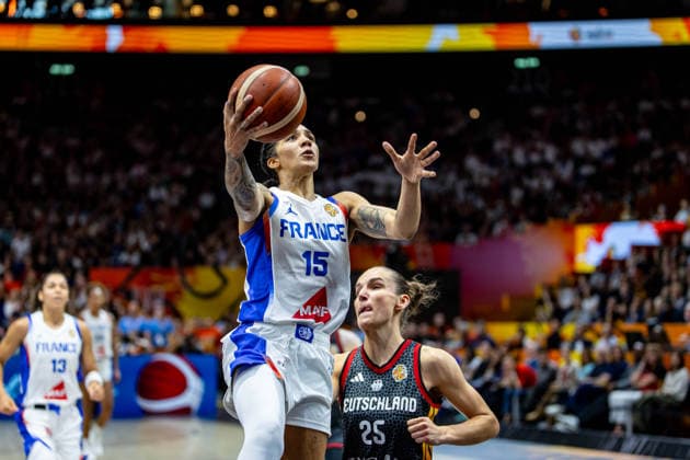 Basketball Berlin 12.09.2026 FIBA Women™s Basketball World Cup Germany 2026 Halbfinale Semifinal Frankreich (FRA) - Deutschland (GER) WILLIAMS Gabby (Frankreich, No.15) Clara Bielefeld (Deutschland, No.25)