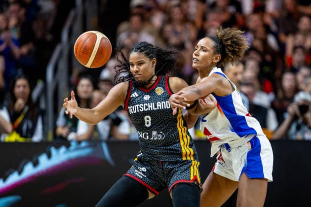 Basketball Berlin 12.09.2026 FIBA Women™s Basketball World Cup Germany 2026 Halbfinale Semifinal Frankreich (FRA) - Deutschland (GER) Nyara Sabally (Deutschland, No.08) BADIANE Marieme (Frankreich, No.22)