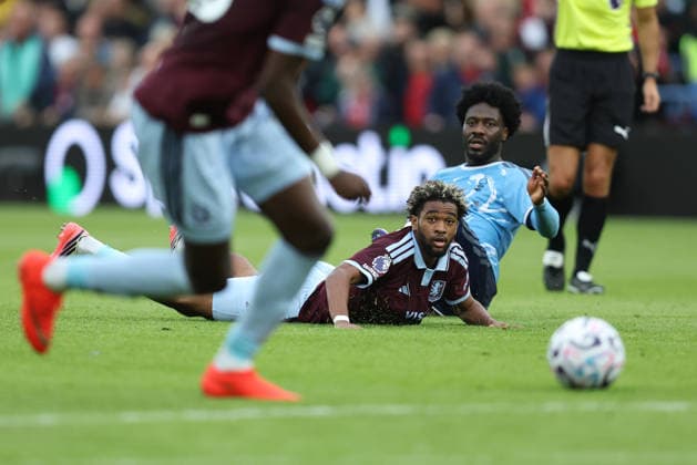 Aston Villa v N Forest 12 September 2026, Aston - Premier League Football - Aston Villa v Nottingham Forest - Ibrahim Mbaye of Aston Villa watches the ball after being tackled by Ola Aina of Nottingham Forest - Photo: Charlotte Wilson Offside. Aston UK *** Aston Villa gegen N. Forest, 12. September 2026, Aston Premier League Fußball Aston Villa gegen Nottingham Forest Ibrahim Mbaye von Aston Villa beobachtet den Ball, nachdem er von Ola Aina von Nottingham Forest gestoppt wurde. Foto: Charlotte Wilson Offside Aston UK  Copyright: xCharlottexWilsonx xOffsidexOffside