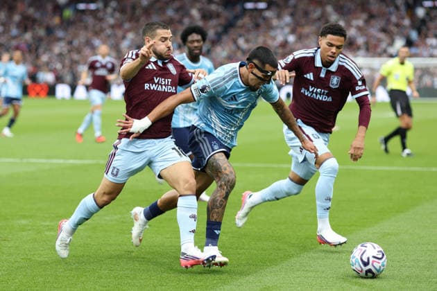 Aston Villa v N Forest 12 September 2026, Aston - Premier League Football - Aston Villa v Nottingham Forest - Emiliano Buendia and George Hemmings of Aston Villa pressure Daniel Munoz of Nottingham Forest - Photo: Charlotte Wilson Offside. Aston UK *** Aston Villa gegen Nottingham Forest, 12. September 2026, Aston Premier League Fußball Aston Villa gegen Nottingham Forest Emiliano Buendia und George Hemmings von Aston Villa setzen Daniel Munoz von Nottingham Forest unter Druck Foto: Charlotte Wilson Offside Aston UK  Copyright: xCharlottexWilsonx xOffsidexOffside