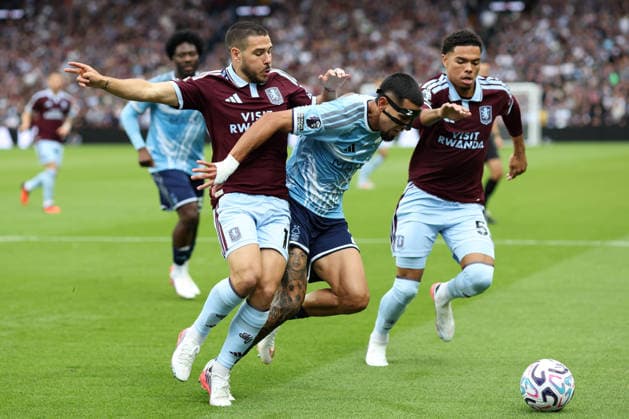 Aston Villa v N Forest 12 September 2026, Aston - Premier League Football - Aston Villa v Nottingham Forest - Emiliano Buendia and George Hemmings of Aston Villa pressure Daniel Munoz of Nottingham Forest - Photo: Charlotte Wilson Offside. Aston UK *** Aston Villa gegen Nottingham Forest, 12. September 2026, Aston Premier League Fußball Aston Villa gegen Nottingham Forest Emiliano Buendia und George Hemmings von Aston Villa setzen Daniel Munoz von Nottingham Forest unter Druck Foto: Charlotte Wilson Offside Aston UK  Copyright: xCharlottexWilsonx xOffsidexOffside
