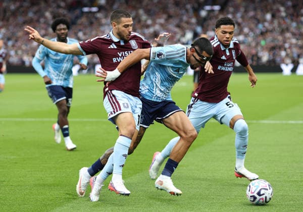 Aston Villa v N Forest 12 September 2026, Aston - Premier League Football - Aston Villa v Nottingham Forest - Emiliano Buendia and George Hemmings of Aston Villa pressure Daniel Munoz of Nottingham Forest - Photo: Charlotte Wilson Offside. Aston UK *** Aston Villa gegen Nottingham Forest, 12. September 2026, Aston Premier League Fußball Aston Villa gegen Nottingham Forest Emiliano Buendia und George Hemmings von Aston Villa setzen Daniel Munoz von Nottingham Forest unter Druck Foto: Charlotte Wilson Offside Aston UK  Copyright: xCharlottexWilsonx xOffsidexOffside