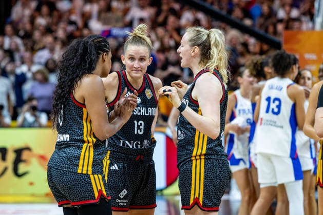 Basketball Berlin 12.09.2026 FIBA Women™s Basketball World Cup Germany 2026 Halbfinale Semifinal Frankreich (FRA) - Deutschland (GER) niederlage Marie Gülich (Deutschland, No.21) Gulich re. Nyara Sabally (Deutschland, No.08) li. Leonie Fiebich (Deutschland, No.13)