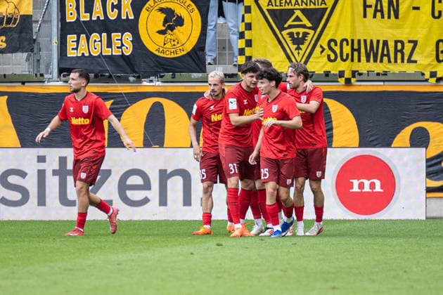 Dritte Liga, Alemannia Aachen vs. SSV Jahn Regensburg, 12.09.2026 Regensburger Jubel nach dem 2:2 -- DFL REGULATIONS PROHIBIT ANY USE OF PHOTOGRAPHS AS IMAGE SEQUENCES AND OR Q‹UASI-VIDEO. - Dritte Liga, Alemannia Aachen vs. SSV Jahn Regensburg, 12.09.2026, Tivoli, Aachen Copyright: xBEAUTIFULxSPORTS Derixx