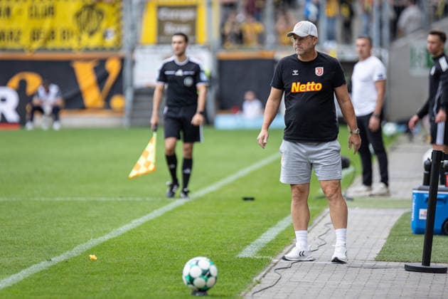 Dritte Liga, Alemannia Aachen vs. SSV Jahn Regensburg, 12.09.2026 Sascha Hildmann (SSV Jahn Regensburg - Trainer) beobachtet das Spiel -- DFL REGULATIONS PROHIBIT ANY USE OF PHOTOGRAPHS AS IMAGE SEQUENCES AND OR Q‹UASI-VIDEO. - Dritte Liga, Alemannia Aachen vs. SSV Jahn Regensburg, 12.09.2026, Tivoli, Aachen Copyright: xBEAUTIFULxSPORTS Derixx