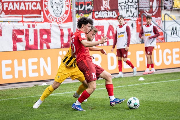 Dritte Liga, Alemannia Aachen vs. SSV Jahn Regensburg, 12.09.2026 Nicolas Oliveira (SSV Jahn Regensburg 25) klärt vor Mika Schroers (Alemannia Aachen 27) -- DFL REGULATIONS PROHIBIT ANY USE OF PHOTOGRAPHS AS IMAGE SEQUENCES AND OR Q‹UASI-VIDEO. - Dritte Liga, Alemannia Aachen vs. SSV Jahn Regensburg, 12.09.2026, Tivoli, Aachen Copyright: xBEAUTIFULxSPORTS Derixx