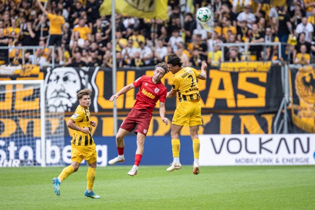 Dritte Liga, Alemannia Aachen vs. SSV Jahn Regensburg, 12.09.2026 Luftduell David Philipp (SSV Jahn Regensburg 8) und Petros Bagkalianis (Alemannia Aachen 2) -- DFL REGULATIONS PROHIBIT ANY USE OF PHOTOGRAPHS AS IMAGE SEQUENCES AND OR Q‹UASI-VIDEO. - Dritte Liga, Alemannia Aachen vs. SSV Jahn Regensburg, 12.09.2026, Tivoli, Aachen Copyright: xBEAUTIFULxSPORTS Derixx