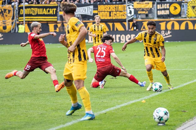 Dritte Liga, Alemannia Aachen vs. SSV Jahn Regensburg, 12.09.2026 Mehdi Loune (Alemannia Aachen 10) geht an der Seitenlinie an Nicolas Oliveira (SSV Jahn Regensburg 25) vorbei -- DFL REGULATIONS PROHIBIT ANY USE OF PHOTOGRAPHS AS IMAGE SEQUENCES AND OR Q‹UASI-VIDEO. - Dritte Liga, Alemannia Aachen vs. SSV Jahn Regensburg, 12.09.2026, Tivoli, Aachen Copyright: xBEAUTIFULxSPORTS Derixx