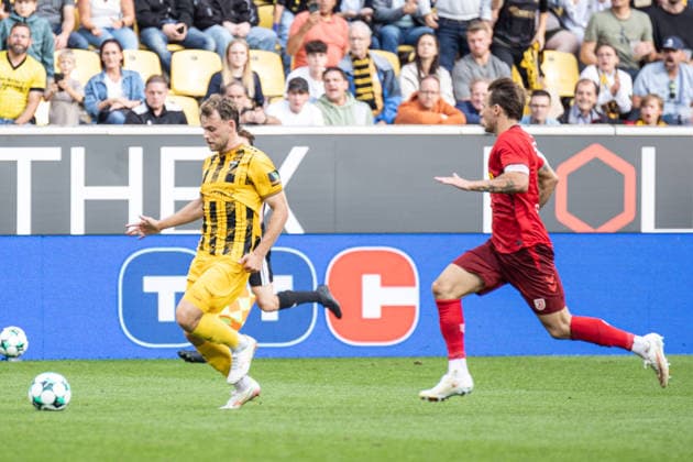 Dritte Liga, Alemannia Aachen vs. SSV Jahn Regensburg, 12.09.2026 Mika Schroers (Alemannia Aachen 27) vor Erik Majetschak (SSV Jahn Regensburg 13) -- DFL REGULATIONS PROHIBIT ANY USE OF PHOTOGRAPHS AS IMAGE SEQUENCES AND OR Q‹UASI-VIDEO. - Dritte Liga, Alemannia Aachen vs. SSV Jahn Regensburg, 12.09.2026, Tivoli, Aachen Copyright: xBEAUTIFULxSPORTS Derixx