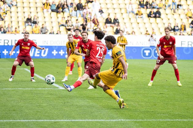 Dritte Liga, Alemannia Aachen vs. SSV Jahn Regensburg, 12.09.2026 Schusschance von Mehdi Loune (Alemannia Aachen 10) -- DFL REGULATIONS PROHIBIT ANY USE OF PHOTOGRAPHS AS IMAGE SEQUENCES AND OR Q‹UASI-VIDEO. - Dritte Liga, Alemannia Aachen vs. SSV Jahn Regensburg, 12.09.2026, Tivoli, Aachen Copyright: xBEAUTIFULxSPORTS Derixx