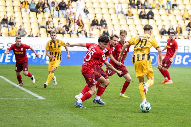 Dritte Liga, Alemannia Aachen vs. SSV Jahn Regensburg, 12.09.2026 Georg Ermolaev (Alemannia Aachen 20) legt den Ball mit der Hacke ab -- DFL REGULATIONS PROHIBIT ANY USE OF PHOTOGRAPHS AS IMAGE SEQUENCES AND OR Q‹UASI-VIDEO. - Dritte Liga, Alemannia Aachen vs. SSV Jahn Regensburg, 12.09.2026, Tivoli, Aachen Copyright: xBEAUTIFULxSPORTS Derixx