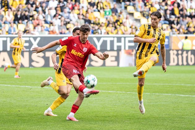 Dritte Liga, Alemannia Aachen vs. SSV Jahn Regensburg, 12.09.2026 Jakob Seibold (SSV Jahn Regensburg 40) haut den Ball raus -- DFL REGULATIONS PROHIBIT ANY USE OF PHOTOGRAPHS AS IMAGE SEQUENCES AND OR Q‹UASI-VIDEO. - Dritte Liga, Alemannia Aachen vs. SSV Jahn Regensburg, 12.09.2026, Tivoli, Aachen Copyright: xBEAUTIFULxSPORTS Derixx