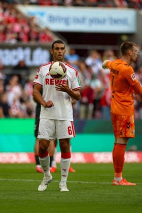 12.09.2026, GER, Fussball, Herren, Bundesliga , 1. Bundesliga, Saison 2026 2027, 1. FC Köln - SV Werder Bremen Ellyes Skhiri (KOE) hat den Ball in der Hand vor dem Elfmeter von Thijs Dallinga (KOE) *** September 12, 2026, GER, Soccer, Men s, Bundesliga, 1. Bundesliga, 2026–2027 Season, 1. FC Köln vs. SV Werder Bremen: Ellyes Skhiri (KOE) holds the ball in his hands before Thijs Dallinga (KOE) takes a penalty kick Copyright: xSvenxHanischx