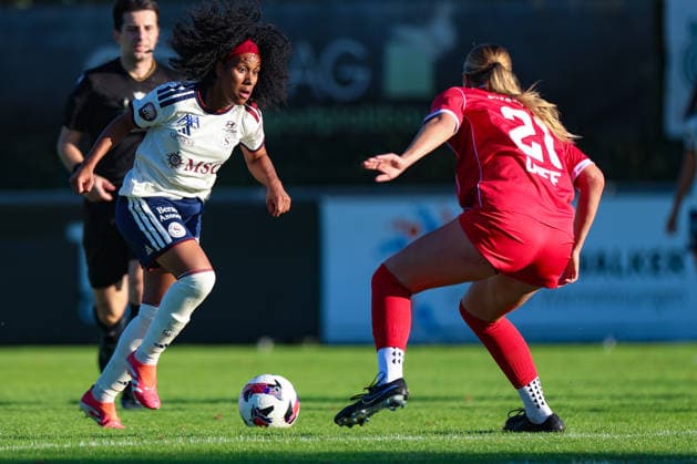 12. September 2026, Fussball, AXA Women™s Super League 2026 27, Runde 6, FC Rapperswil-Jona vs. Servette FC ChÃªnois FÃ minin, Stadion Grünfeld, Jona, Schweiz MickaÃ«lla Cardia (12, Servette FC ChÃªnois FÃ minin) im Zweikampf mit Mackenzie Duff (21, FC Rapperswil-Jona) Photo: Urs Ottiger