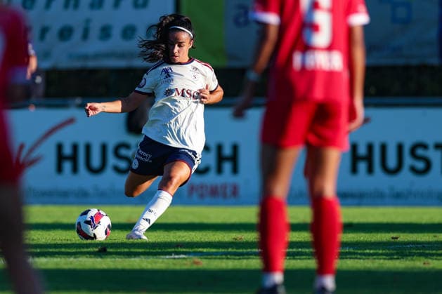 12. September 2026, Fussball, AXA Women™s Super League 2026 27, Runde 6, FC Rapperswil-Jona vs. Servette FC ChÃªnois FÃ minin, Stadion Grünfeld, Jona, Schweiz Paola Hernandez (6, Servette FC ChÃªnois FÃ minin) beim Freistoss Photo: Urs Ottiger