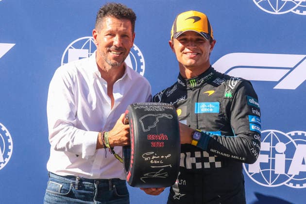 Formula 1 Tag Heuer Gran Premio De Espana Diego Simeone, Athletico Madrid football team coach, Pole Position Lando Norris (GBR), McLaren Mastercard F1 Team, MCL40, Car 1 with Pirelli pole position award during Formula 1 Tag Heuer Spanish Grand Prix 2026 on September 12., 2026 in Madring, Madrid, Spain Zsombor Toth Madrid Madring Madrid Spain Copyright: xZsomborxTothx