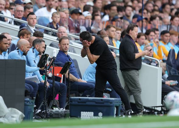 12th September 2026; Tottenham Hotspur Stadium, London, England; Premier League Football, Tottenham Hotspur versus Everton; Tottenham Hotspur manager Roberto De Zerbi gesturing towards his coaching staff in a sleep pose after Jan Paul van Hecke of Tottenham Hotspur lose concentration JohnxPatrickxFletcher