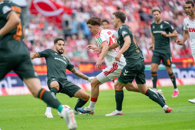 Ludovit Reis (SV Werder Bremen, 15) graetscht Mikey Moore (1.FC Koeln, 47) den Ball weg 1.FC Köln vs. SV Werder Bremen, Fussball, Bundesliga, 3.Spieltag, Saison 2026 27, 12.09.2026, DFL REGULATIONS PROHIBIT ANY USE OF PHOTOGRAPHS AS IMAGE SEQUENCES AND OR QUASI-VIDEO, 1.FC Köln vs. SV Werder Bremen, Fussball, Bundesliga, 3.Spieltag, Saison 2026 27, 12.09.2026 Köln *** Ludovit Reis (SV Werder Bremen), No. 15, tackles Mikey Moore (1. FC Köln), No. 47, to clear the ball. 1. FC Köln vs. SV Werder Bremen, Soccer, Bundesliga, Matchday 3, 2026–27 Season, September 12, 2026, DFL regulations prohibit any use of photographs as image sequences and or quasi-video, 1. FC Köln vs. SV Werder Bremen, Soccer, Bundesliga, Matchday 3, 2026–27 Season, September 12, 2026, Cologne Copyright: xEibner-Pressefoto LukasxBaldygax EP_LBA