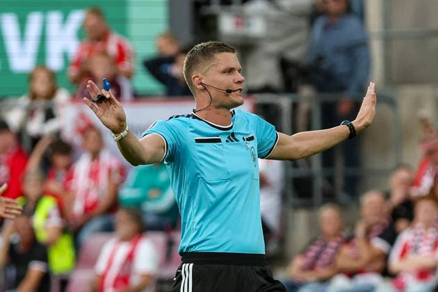 12.09.2026, GER, Fussball, Herren, Bundesliga , Saison 2026 2027, 1. FC Köln - SV Werder bremen Schiedsrichter Florian Exner gestikuliert, Gestik Köln RheinEnergieSTADION Nordrhein-Westfalen Deutschland *** September 12, 2026, GER, Soccer, Men s, Bundesliga, 2026–2027 Season, 1. FC Köln vs. SV Werder Bremen; Referee Florian Exner gestures; Gestures; Köln RheinEnergieSTADION, North Rhine-Westphalia, Germany Copyright: xAdrianxSchlüterx