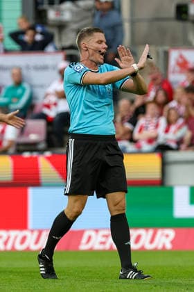12.09.2026, GER, Fussball, Herren, Bundesliga , Saison 2026 2027, 1. FC Köln - SV Werder bremen Schiedsrichter Florian Exner gestikuliert, Gestik Köln RheinEnergieSTADION Nordrhein-Westfalen Deutschland *** September 12, 2026, GER, Soccer, Men s, Bundesliga, 2026–2027 Season, 1. FC Köln vs. SV Werder Bremen; Referee Florian Exner gestures; Gestures; Köln RheinEnergieSTADION, North Rhine-Westphalia, Germany Copyright: xAdrianxSchlüterx