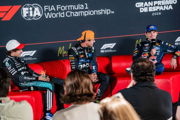 Andrea Kimi Antonelli (Mercedes AMG Petronas F1 Team, 12), Lando Norris (McLaren Formula 1 Team, 01), Max Verstappen (Oracle Red Bull Racing, 3) lachen über Verstappens Antwort auf der Pressekonferenz nach der Qualifikation Grosser Preis von Spanien, Motorsport, Formel 1, Saison 2026, 12.09.2026 Grosser Preis von Spanien, Motorsport, Formel 1, Saison 2026, 12.09.2026 Madrid *** Andrea Kimi Antonelli, Mercedes AMG Petronas F1 Team, 12, Lando Norris, McLaren Formula 1 Team, 01, Max Verstappen, Oracle Red Bull Racing, 3, laugh at Verstappen’s response at the press conference following qualifying; Spanish Grand Prix, Motorsports, Formula 1, 2026 season, September 12, 2026 Spanish Grand Prix, Motorsports, Formula 1, 2026 Season, September 12, 2026 Madrid Copyright: xEibnerxPressefotox EP_CMN