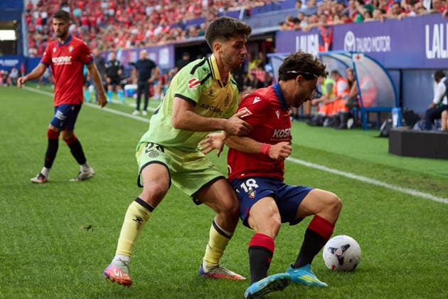 LaLiga EASports 2026 27 CA Osasuna v RCD Espanyol Javi Hernandez (28. ESP) (L) battles for the ball with Raul Moro (18. OSA) (R) during the LaLiga EA Sports match between CA Osasuna and RCD Espanyol played at El Sadar in Pamplona. Iker Munoz (8. OSA) is also visible in the image. Credit: Inigo Alzugaray Agencia LOF Pamplona LaLiga EASports 2026 27 CA Osasuna v RCD Espanyol