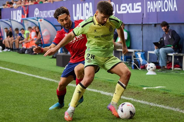 LaLiga EASports 2026 27 CA Osasuna v RCD Espanyol Raul Moro (18. OSA) (L) battles for the ball with Javi Hernandez (28. ESP) (R) during the LaLiga EA Sports match between CA Osasuna and RCD Espanyol played at El Sadar in Pamplona. Credit: Inigo Alzugaray Agencia LOF Pamplona LaLiga EASports 2026 27 CA Osasuna v RCD Espanyol