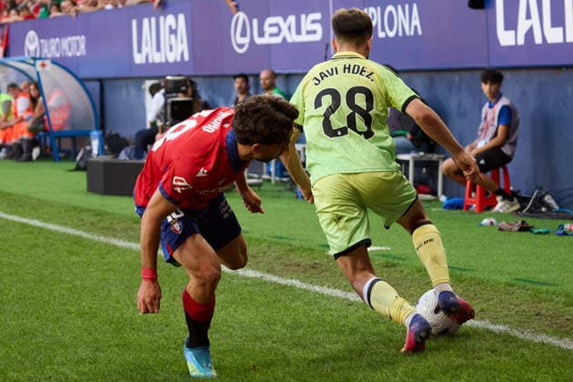 LaLiga EASports 2026 27 CA Osasuna v RCD Espanyol Javi Hernandez (28. ESP) (R) dribbles past Raul Moro (18. OSA) (L) during the LaLiga EA Sports match between CA Osasuna and RCD Espanyol played at El Sadar in Pamplona. Credit: Inigo Alzugaray Agencia LOF Pamplona LaLiga EASports 2026 27 CA Osasuna v RCD Espanyol