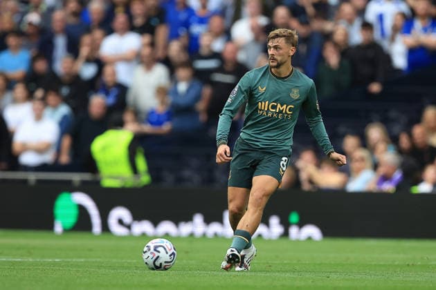 Tottenham Hotspur v Everton, Premier League Everton Midfielder Kiernan Dewsbury-Hall (8) play™s the ball forward during the Premier League match between Tottenham Hotspur and Everton at Tottenham Hotspur Stadium, London, UK on 12 September 2026. London Tottenham Hotspur Stadium London UK Editorial use only DataCo restrictions apply See www.football-dataco.com , Copyright: xChrisxFoxwellx PSI-24863-0052