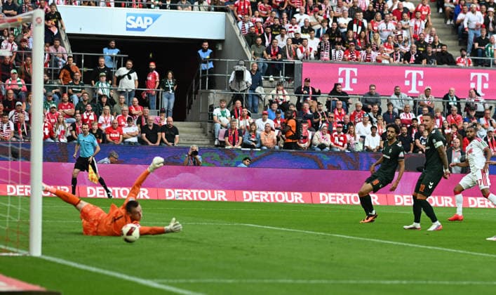 12.09.2026, xophax, Fussball 1.Bundesliga, 1.FC Koeln - SV Werder Bremen Linton Maina , rechts ( 1.FC Köln ) trifft zum 1 zu 0 für den FC . Torwart Karl Hein ( SV Werder Bremen ) , links (DFL DFB REGULATIONS PROHIBIT ANY USE OF PHOTOGRAPHS as IMAGE SEQUENCES and or QUASI-VIDEO) Koeln *** September 12, 2026, xophax, Soccer, Bundesliga 1, 1 FC Cologne vs. SV Werder Bremen, Linton Maina (right), 1 FC Cologne scores to make it 1–0 for FC Cologne; goalkeeper Karl Hein (SV Werder Bremen, left). DFL and DFB regulations prohibit any use of photographs as image sequences and or quasi-video. Cologne