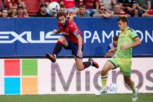 LaLiga EASports 2026 27 CA Osasuna v RCD Espanyol Jon Moncayola (7. OSA) (L) crosses the ball under pressure from Gabriel Moscardo (20. ESP) (R) during the LaLiga EA Sports match between CA Osasuna and RCD Espanyol played at El Sadar in Pamplona. Credit: Inigo Alzugaray Agencia LOF Pamplona LaLiga EASports 2026 27 CA Osasuna v RCD Espanyol