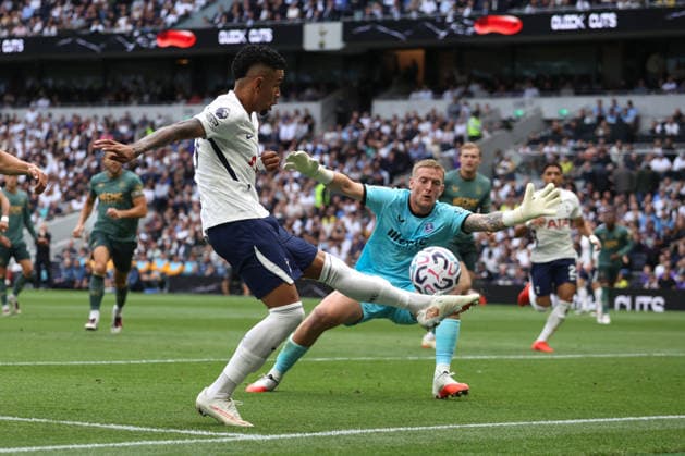 Tottenham Hotspur v Everton 12 September 2026 London - Premier League Football - Tottenham Hotspur v Everton - Savio of Tottenham Hotspur keeps the ball in play watched by Everton goalkeeper Jordan Pickford - (Photo by Mark Leech). London UK *** Tottenham Hotspur gegen Everton, 12. September 2026, London, Premier League, Fußball, Tottenham Hotspur gegen Everton: Savio von Tottenham Hotspur hält den Ball im Spiel, während Everton-Torhüter Jordan Pickford zusieht. Foto: Mark Leech, London, Großbritannien  Copyright: xMarkxLeechxOffside