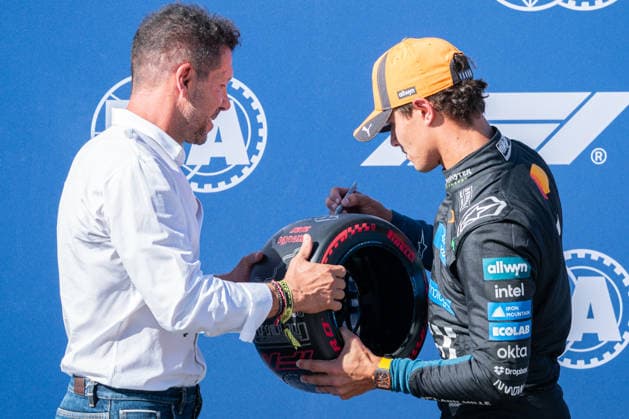 Diego Simeone (Atletico Madrid, Cheftrainer) mit dem Sieger des Qualifyings Lando Norris (McLaren Mastercard F1 Team, 01), Grosser Preis von Spanien, Motorsport, Formel 1, Saison 2026, 12.09.2026 Grosser Preis von Spanien, Motorsport, Formel 1, Saison 2026, 12.09.2026 Madrid *** Diego Simeone of Atlético Madrid, head coach, with qualifying winner Lando Norris of the McLaren Mastercard F1 Team, 01, Spanish Grand Prix, Motorsports, Formula 1, 2026 Season, September 12, 2026 Spanish Grand Prix, Motorsports, Formula 1, 2026 Season, September 12, 2026 Madrid Copyright: xEibnerxPressefoto ChristianxLangx EP_CLG