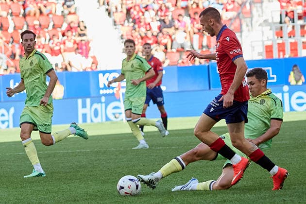 LaLiga EASports 2026 27 CA Osasuna v RCD Espanyol Gabriel Moscardo (20. ESP) (L) makes a tackle on Jonathan Dubasin (21. OSA) (R) during the LaLiga EA Sports match between CA Osasuna and RCD Espanyol played at El Sadar in Pamplona. Credit: Inigo Alzugaray Agencia LOF Pamplona LaLiga EASports 2026 27 CA Osasuna v RCD Espanyol