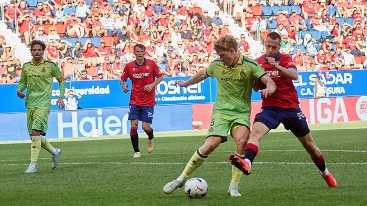 LaLiga EASports 2026 27 CA Osasuna v RCD Espanyol Jonathan Dubasin (21. OSA) (R) makes a tackle on Clemens Riedel (5. ESP) (L) during the LaLiga EA Sports match between CA Osasuna and RCD Espanyol played at El Sadar in Pamplona. Leandro Cabrera (6. ESP) (L) and Ante Budimir (17. OSA) (R) are also visible in the image. Credit: Inigo Alzugaray Agencia LOF Pamplona LaLiga EASports 2026 27 CA Osasuna v RCD Espanyol