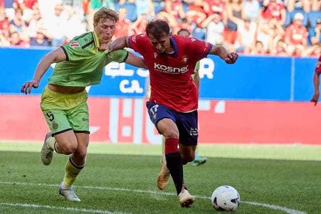 LaLiga EASports 2026 27 CA Osasuna v RCD Espanyol Ante Budimir (17. OSA) (R) battles for the ball with Clemens Riedel (5. ESP) (L) during the LaLiga EA Sports match between CA Osasuna and RCD Espanyol played at El Sadar in Pamplona. Credit: Inigo Alzugaray Agencia LOF Pamplona LaLiga EASports 2026 27 CA Osasuna v RCD Espanyol