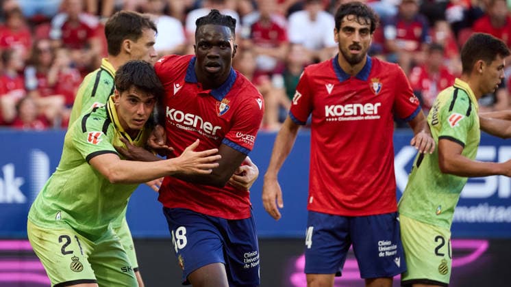 LaLiga EASports 2026 27 CA Osasuna v RCD Espanyol Roger Hinojo (21. ESP) (L) and Rockson Yeboah (48. OSA) (R) in action during the LaLiga EA Sports match between CA Osasuna and RCD Espanyol played at El Sadar in Pamplona. Urko Gonzalez de Zarate (4. ESP) (L), Alejandro Catena (24. OSA) and Gabriel Moscardo (20. ESP) (R) are also visible in the image. Credit: Inigo Alzugaray Agencia LOF Pamplona LaLiga EASports 2026 27 CA Osasuna v RCD Espanyol