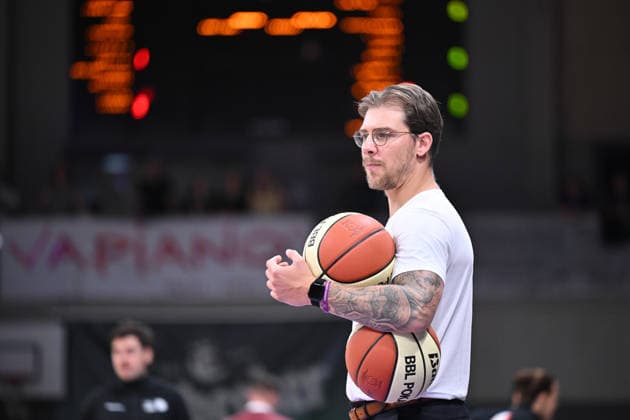 BG Göttingen - SYNTAINICS MBC 12.09.2026, Göttingen: Basketball: BBL Pokal, BG Göttingen - SYNTAINICS MBC, 1. Runde, Sparkassen-Arena. Assistant Coach Martynas Airosius (BG Göttingen) hält zwei Basketbälle. Göttingen Niedersachsen Deutschland