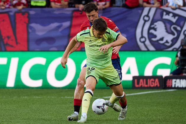LaLiga EASports 2026 27 CA Osasuna v RCD Espanyol Alex Calatrava (22. ESP) (L) battles for the ball with Abel Bretones (23. OSA) (R) during the LaLiga EA Sports match between CA Osasuna and RCD Espanyol played at El Sadar in Pamplona. Credit: Inigo Alzugaray Agencia LOF Pamplona LaLiga EASports 2026 27 CA Osasuna v RCD Espanyol