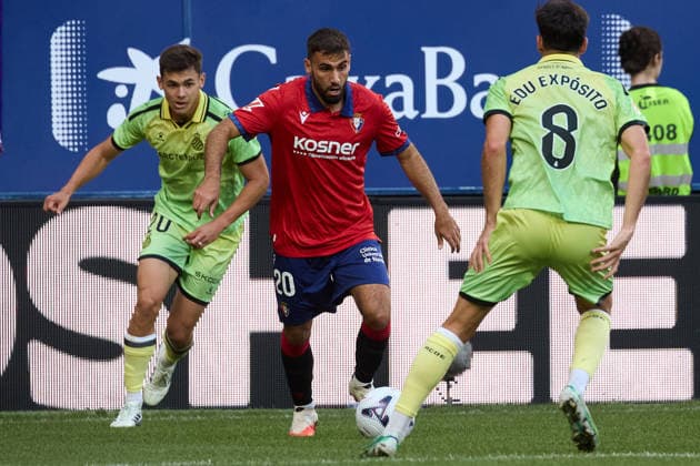 LaLiga EASports 2026 27 CA Osasuna v RCD Espanyol Romain Del Castillo (20. OSA) dribbles past Gabriel Moscardo (20. ESP) (L) and Edu Exposito (8. ESP) (R) during the LaLiga EA Sports match between CA Osasuna and RCD Espanyol played at El Sadar in Pamplona. Credit: Inigo Alzugaray Agencia LOF Pamplona LaLiga EASports 2026 27 CA Osasuna v RCD Espanyol