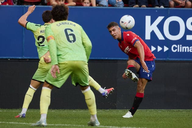 LaLiga EASports 2026 27 CA Osasuna v RCD Espanyol Asier Osambela (29. OSA) (R) crosses the ball under pressure from Gabriel Moscardo (20. ESP) (L) and Leandro Cabrera (6. ESP) during the LaLiga EA Sports match between CA Osasuna and RCD Espanyol played at El Sadar in Pamplona. Credit: Inigo Alzugaray Agencia LOF Pamplona LaLiga EASports 2026 27 CA Osasuna v RCD Espanyol