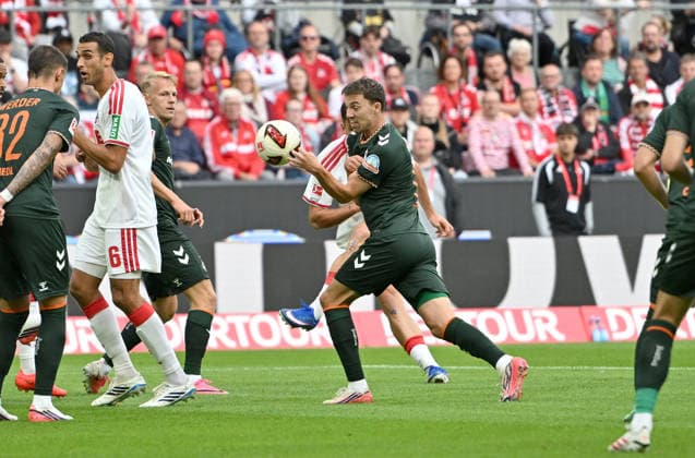 Youri Regeer (Werder Bremen) blockt einen Schuss mit der Hand, es gibt Elfmeter, Handspiel, Aktion. Fussball 1. Bundesliga, 3.Spieltag, 1. FC Koeln - SV Werder Bremen, am 12.09.2026 in Koeln Deutschland. DFL regulations prohibit any use of photographs as image sequences and or quasi-video Â *** Youri Regeer of Werder Bremen blocks a shot with his hand, resulting in a penalty kick for a handball. Action: Soccer, Bundesliga 1, Matchday 3, 1. FC Köln vs. SV Werder Bremen, on September 12, 2026, in Cologne, Germany. DFL regulations prohibit any use of photographs as image sequences and or quasi-video.