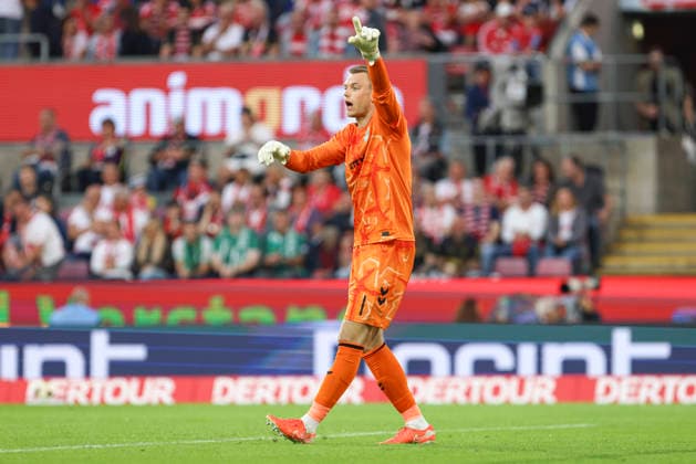 Torwart Karl Hein (SV Werder Bremen) gestikuliert, Gestik waehrend des Spiels der 1. Bundesliga zwischen 1. FC Koeln und SV Werder Bremen, RheinEnergieStadion am 12. September 2026 in Koeln, Deutschland. (Foto von Oliver Kaelke DeFodi Images) +++ Torwart Karl Hein (SV Werder Bremen) gestures during the Bundesliga match between 1. FC Koeln and SV Werder Bremen at RheinEnergieStadion on September 12, 2026 in Cologne, Germany. (Photo by Oliver Kaelke DeFodi Images) DFB DFL REGULATIONS PROHIBIT ANY USE OF PHOTOGRAPHS AS IMAGE SEQUENCES AND OR QUASI-VIDEO. (Photo by Oliver Kaelke DeFodi Images) - *** SV Werder Bremen goalkeeper Karl Hein gesturing during the Bundesliga match between 1. FC Köln and SV Werder Bremen, RheinEnergieStadion on September 12, 2026, in Cologne, Germany. Photo by Oliver Kaelke, DeFodi Images. SV Werder Bremen goalkeeper Karl Hein gestures during the Bundesliga match between 1. FC Köln and SV Werder Bremen at RheinEnergieStadion on September 12, 2026 in Cologne, Germany. Photo by Oliver Kaelke, DeFodi Images. DFB and DFL regulations prohibit any use of photographs as image sequences and or quasi-video. Photo by Oliver Kaelke, DeFodi Images
